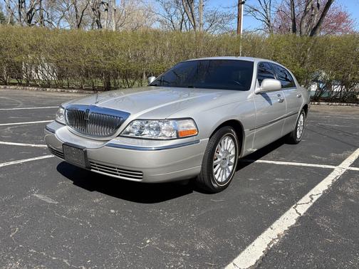 Silver 2004 Lincoln Town Car Signature