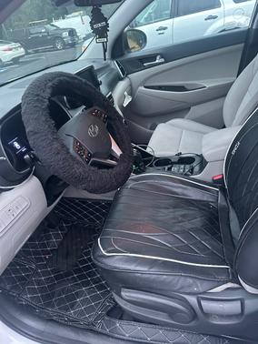 White 2019 Hyundai TUCSON SE