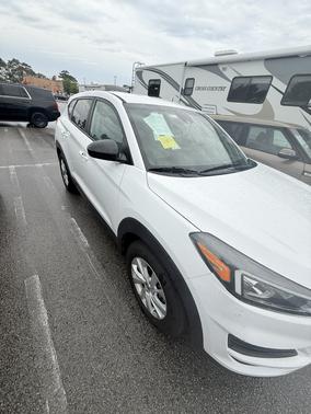 White 2019 Hyundai TUCSON SE