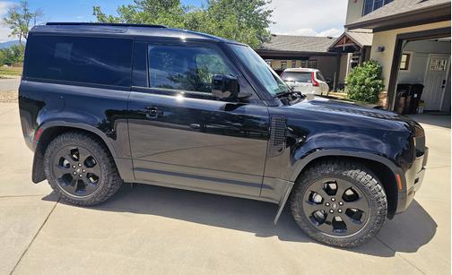 2023 Land Rover Defender SE