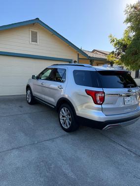 Silver 2017 Ford Explorer Limited