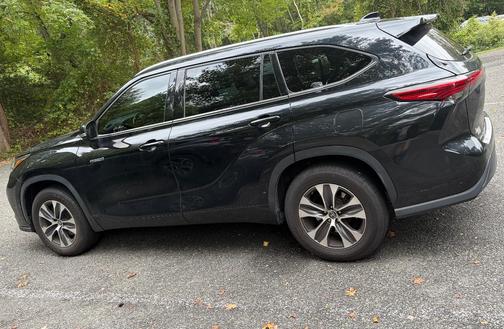 Black 2021 Toyota Highlander Hybrid XLE
