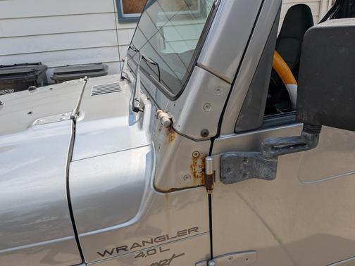 Silver 2000 Jeep Wrangler Sport
