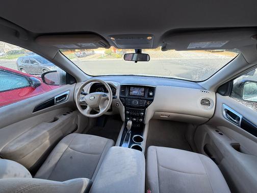 Beige 2013 Nissan Pathfinder SV