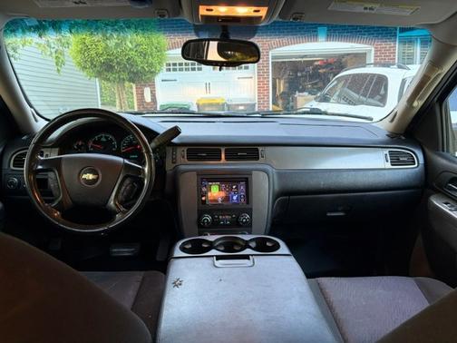 White 2010 Chevrolet Suburban 1500 LS