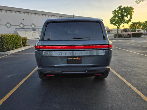 2025 Rivian R1S Adventure Dual-Motor Max Pack