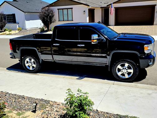 Black 2016 GMC Sierra 2500 Denali