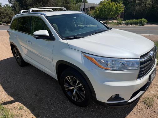 White 2016 Toyota Highlander XLE