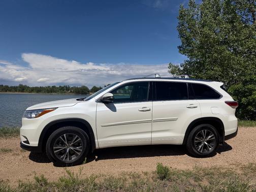 White 2016 Toyota Highlander XLE