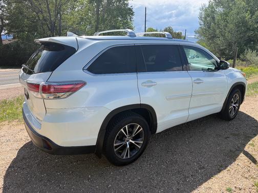 White 2016 Toyota Highlander XLE