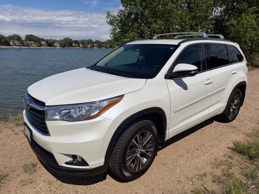 White 2016 Toyota Highlander XLE
