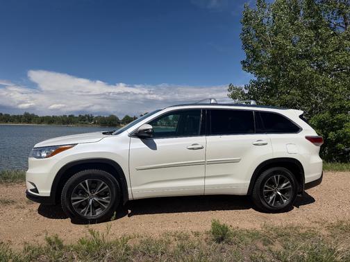 White 2016 Toyota Highlander XLE