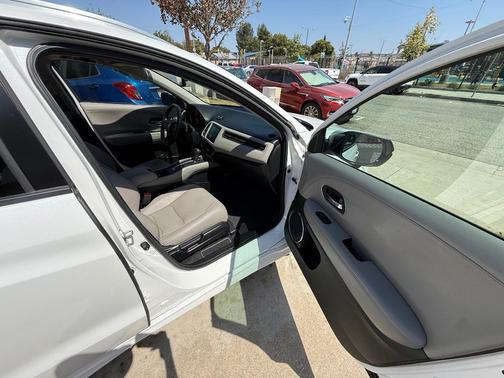 White 2019 Honda HR-V Touring