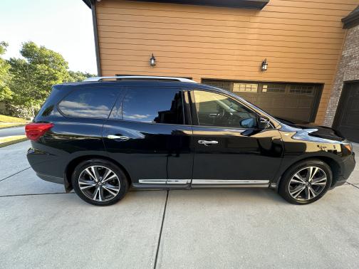 2017 Nissan Pathfinder Platinum