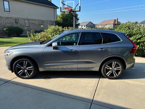 Gray 2018 Volvo XC60 T5 Momentum