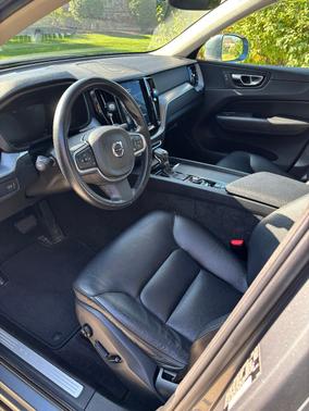 Gray 2018 Volvo XC60 T5 Momentum