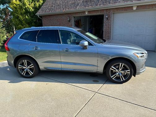 Gray 2018 Volvo XC60 T5 Momentum