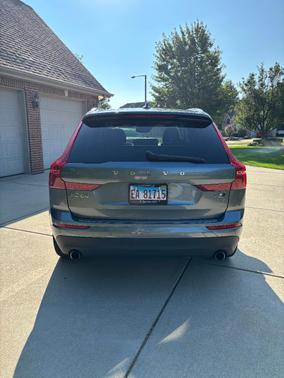 Gray 2018 Volvo XC60 T5 Momentum