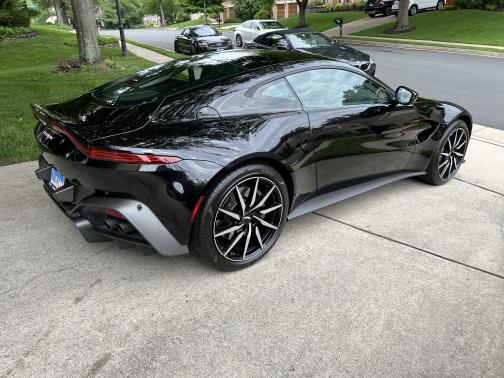 Photo 3 of 9 of 2020 Aston Martin Vantage Base