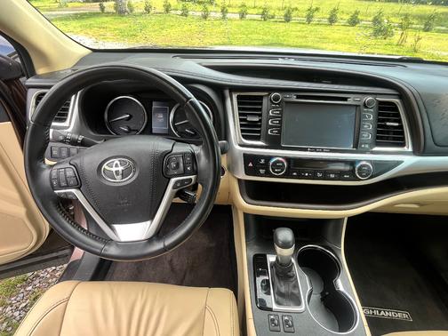 Brown 2017 Toyota Highlander XLE