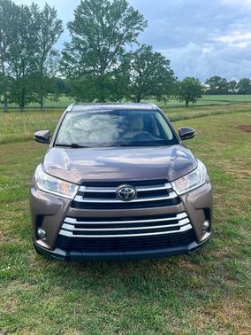 Brown 2017 Toyota Highlander XLE
