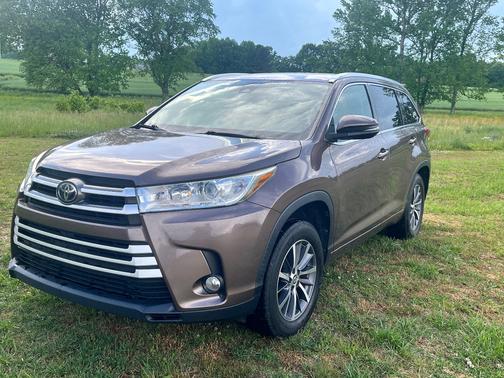 Brown 2017 Toyota Highlander XLE