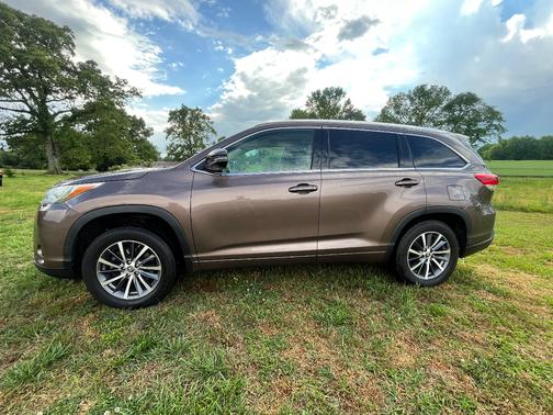 Brown 2017 Toyota Highlander XLE
