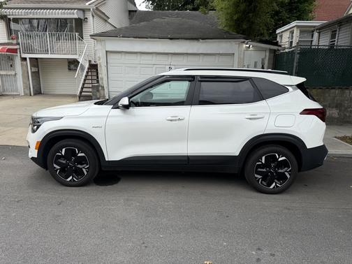 White 2021 Kia Seltos EX