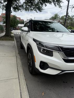 White 2021 Kia Seltos EX