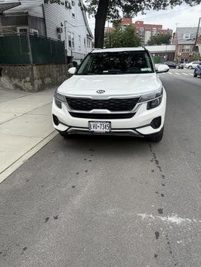 White 2021 Kia Seltos EX
