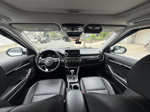 White 2021 Kia Seltos EX