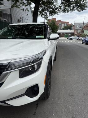 White 2021 Kia Seltos EX