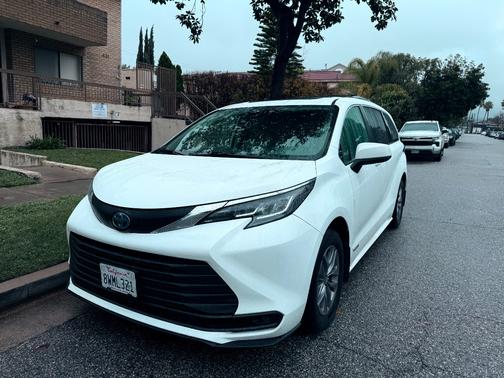 2021 Toyota Sienna LE 8 Passenger