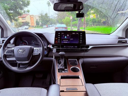 2021 Toyota Sienna LE 8 Passenger