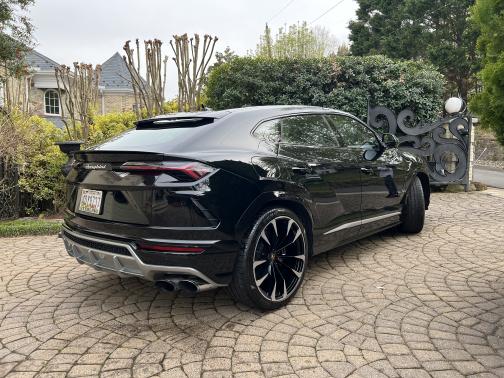 Photo 4 of 28 of 2019 Lamborghini Urus Base