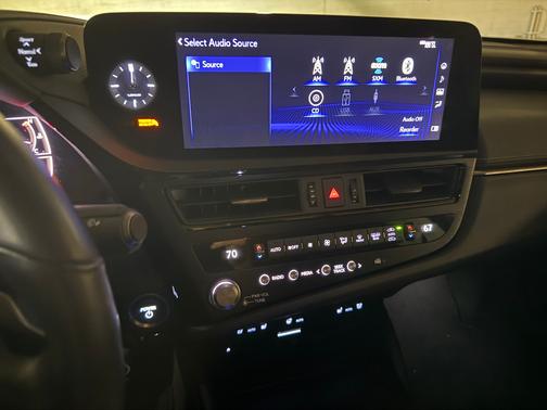 2022 Lexus ES 300h Base