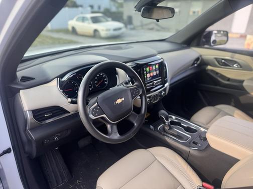 Black 2022 Chevrolet Traverse LS
