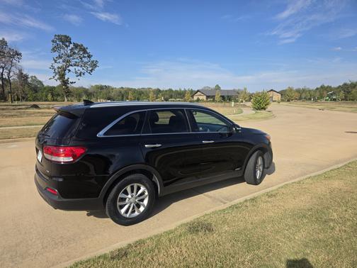 Black 2016 Kia Sorento LX