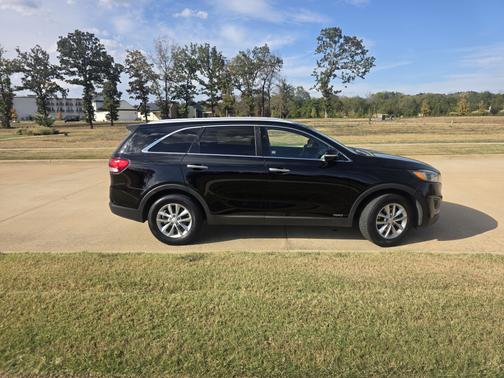 Black 2016 Kia Sorento LX