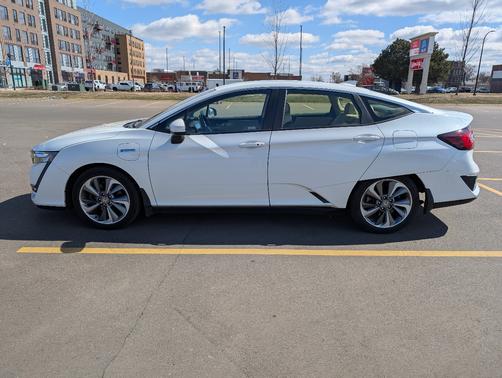 White 2018 Honda Clarity Plug-In Hybrid Base