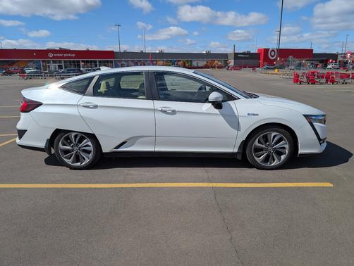 White 2018 Honda Clarity Plug-In Hybrid Base