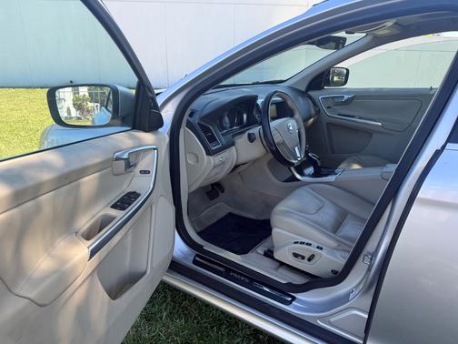 Silver 2015 Volvo XC60 T5 Premier