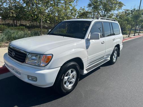 White 2000 Toyota Land Cruiser Base