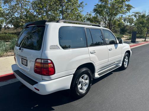 White 2000 Toyota Land Cruiser Base