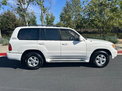 White 2000 Toyota Land Cruiser Base