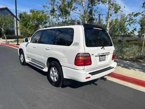 White 2000 Toyota Land Cruiser Base