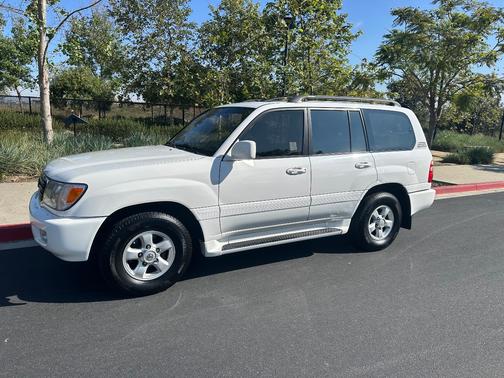White 2000 Toyota Land Cruiser Base