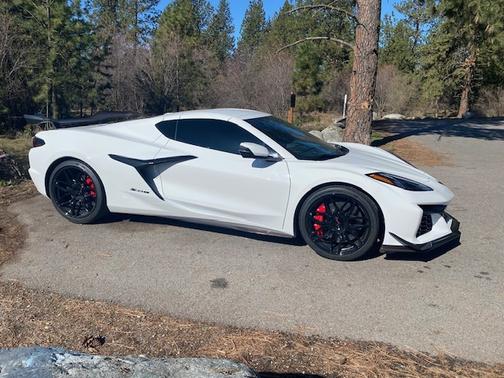 White 2024 Chevrolet Corvette Z06 w/2LZ