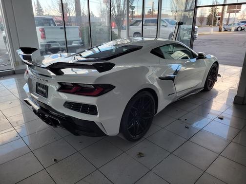 White 2024 Chevrolet Corvette Z06 w/2LZ