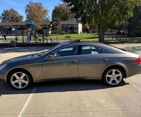 Beige 2006 Mercedes-Benz CLS-Class CLS500